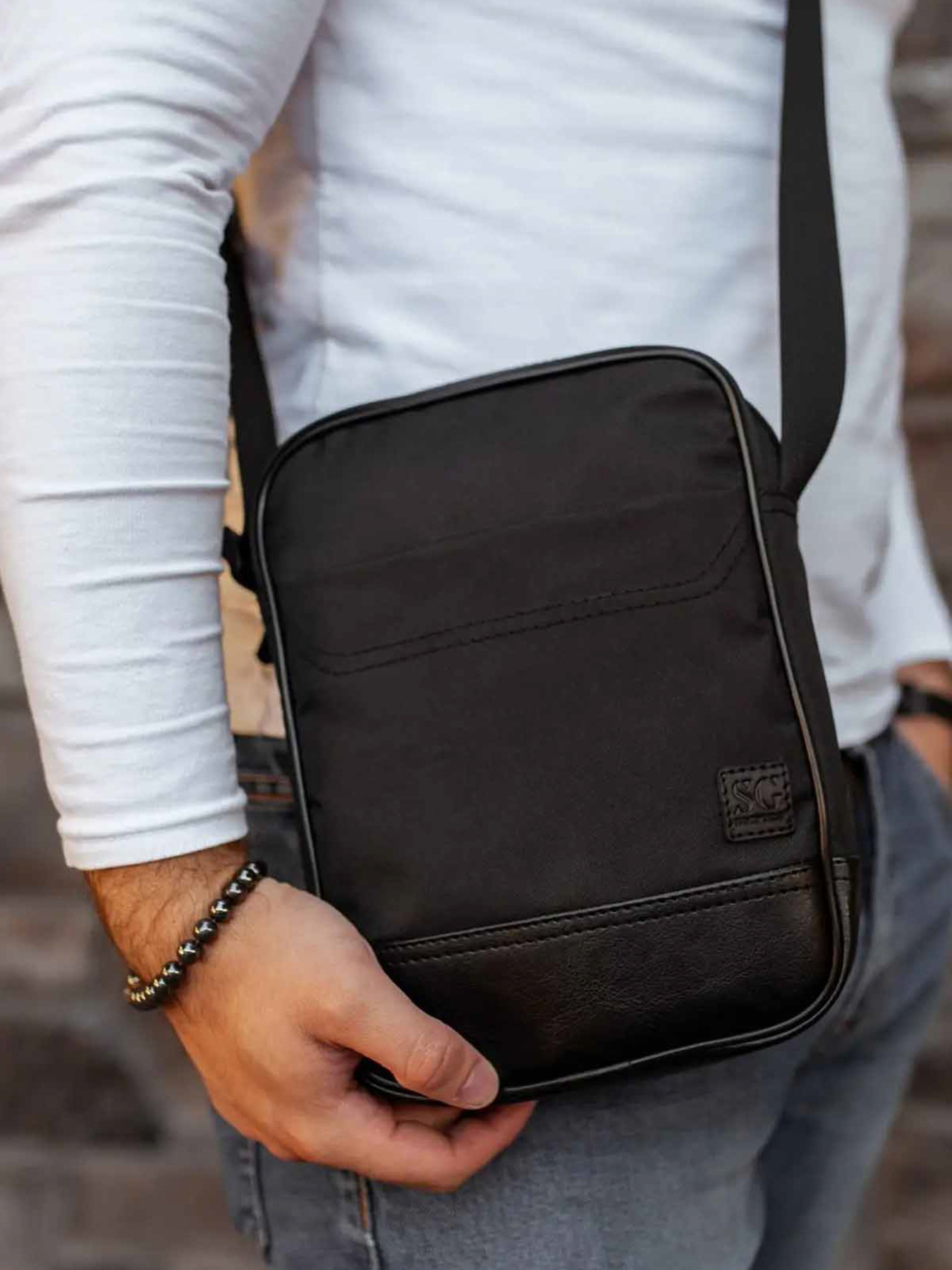 Мессенджер Without модель 8015545 Мессенджер Without модель 8015545 Фото