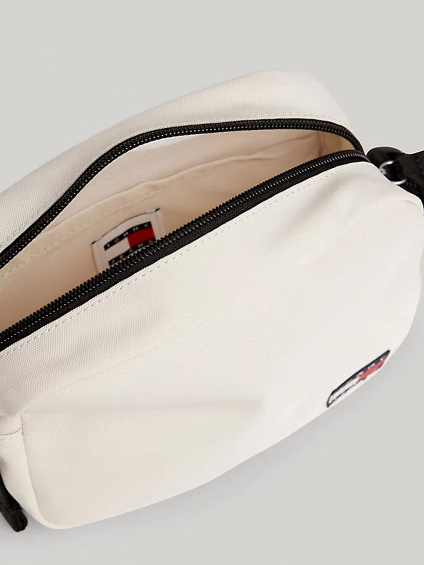 Сумки Tommy Hilfiger модель AW0AW15818-ACG Сумки Tommy Hilfiger модель AW0AW15818-ACG Фото