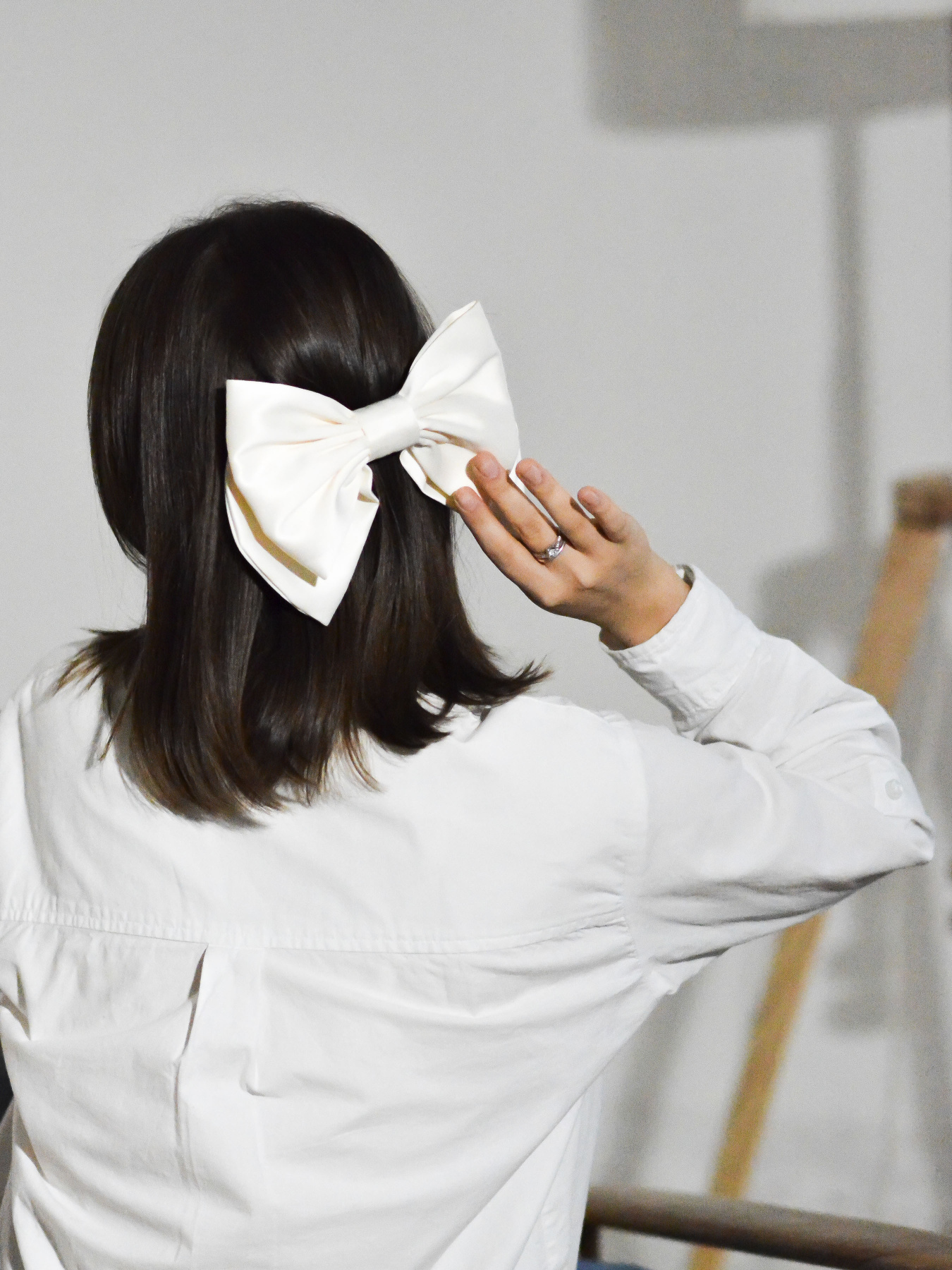 Білий великий бант, модний та стильний аксесуар шпилька для волосся MyScarf модель ba_0470 Фото
