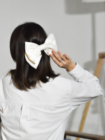 Білий великий бант, модний та стильний аксесуар шпилька для волосся MyScarf модель ba_0470 Фото