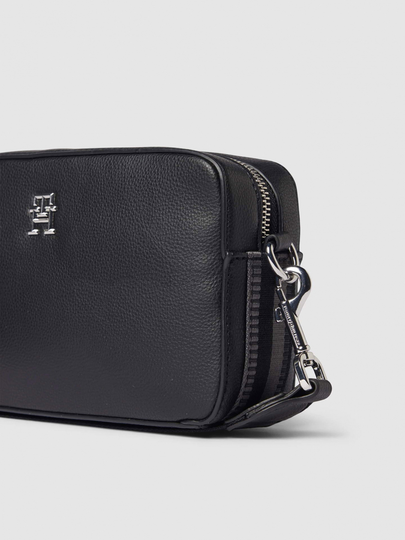 Сумки Tommy Hilfiger модель AW0AW15724-BDS Сумки Tommy Hilfiger модель AW0AW15724-BDS Фото