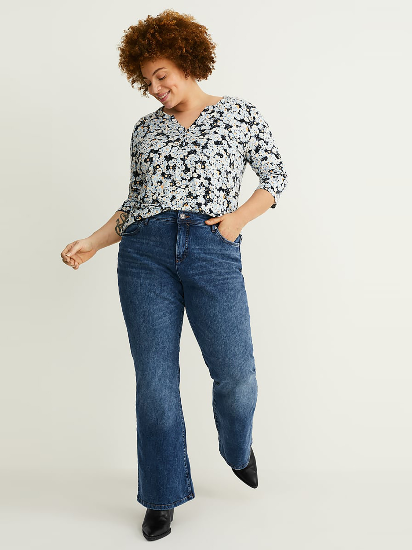 Расклешенные джинсы C&A модель 71840 Расклешенные джинсы C&A модель 71840 Фото