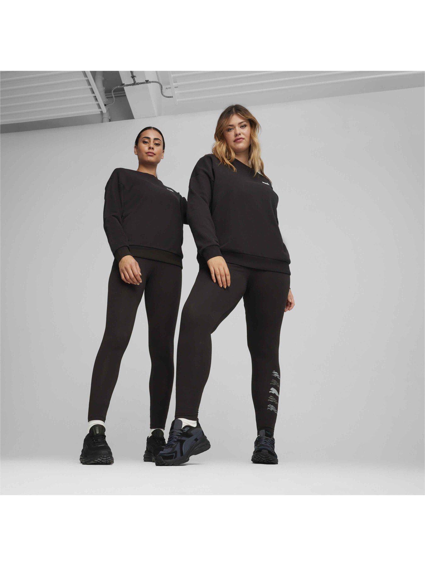 Свитшот PUMA Ess+ Relaxed Small Logo Crew модель 678742 Фото