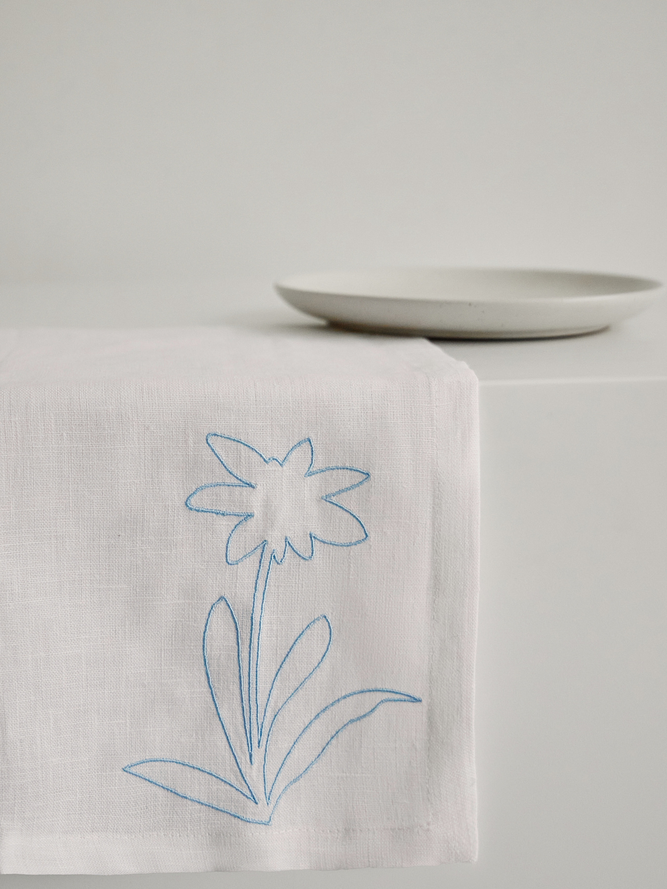 Набір з 2-х столових серветок з льону з машинною вишивкою "Білотка альпійська" GNIZDO Модель LTNMEAWFUC-002 Фото
