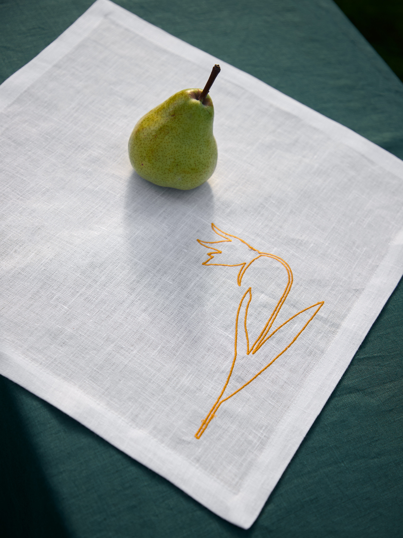 Набір з 2-х столових серветок з льону з машинною вишивкою "Тюльпан скіфський" GNIZDO Модель LTNMESTFUC-002 Фото