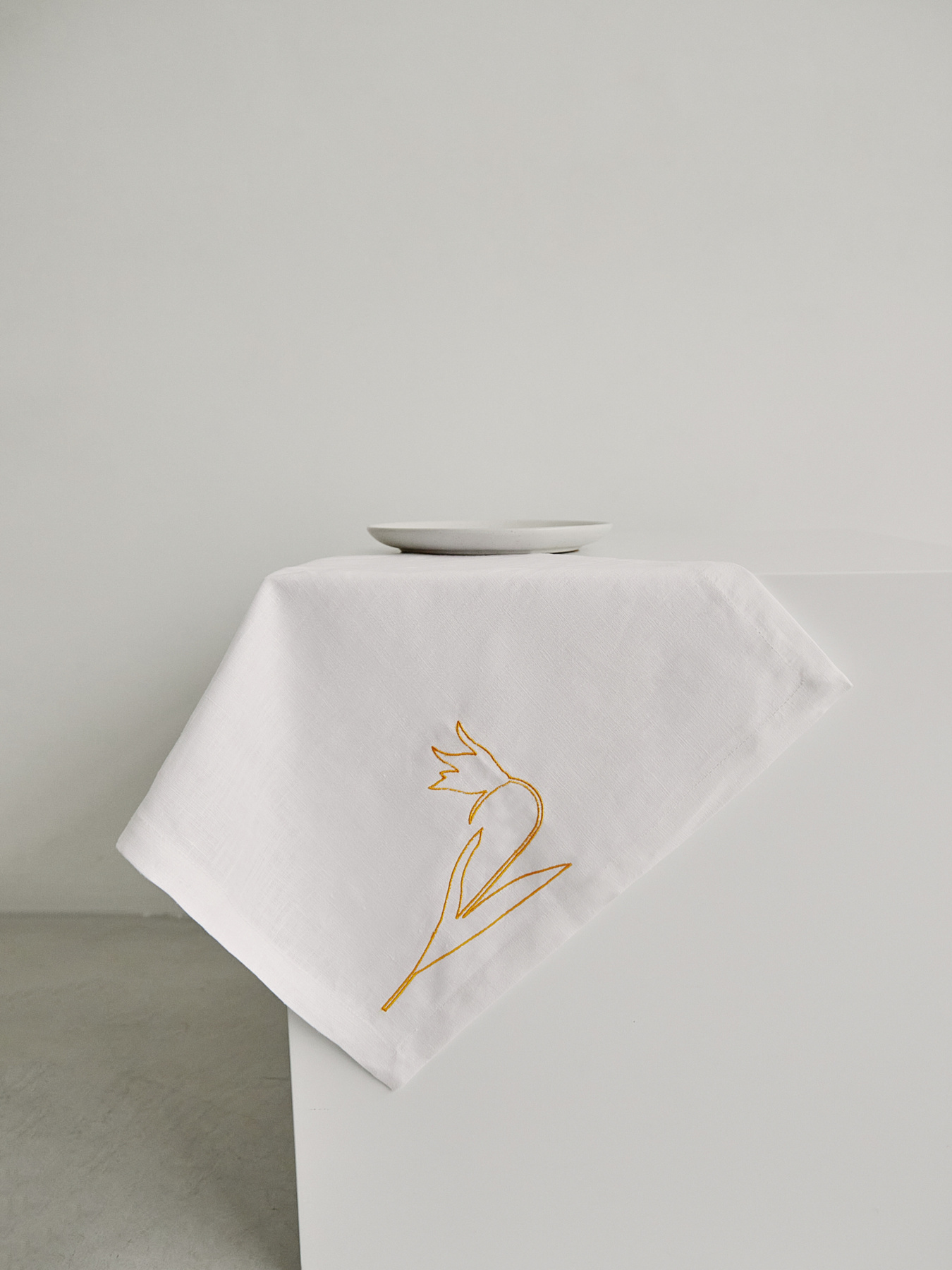 Набір з 2-х столових серветок з льону з машинною вишивкою "Тюльпан скіфський" GNIZDO модель LTNMESTFUC-002 Фото