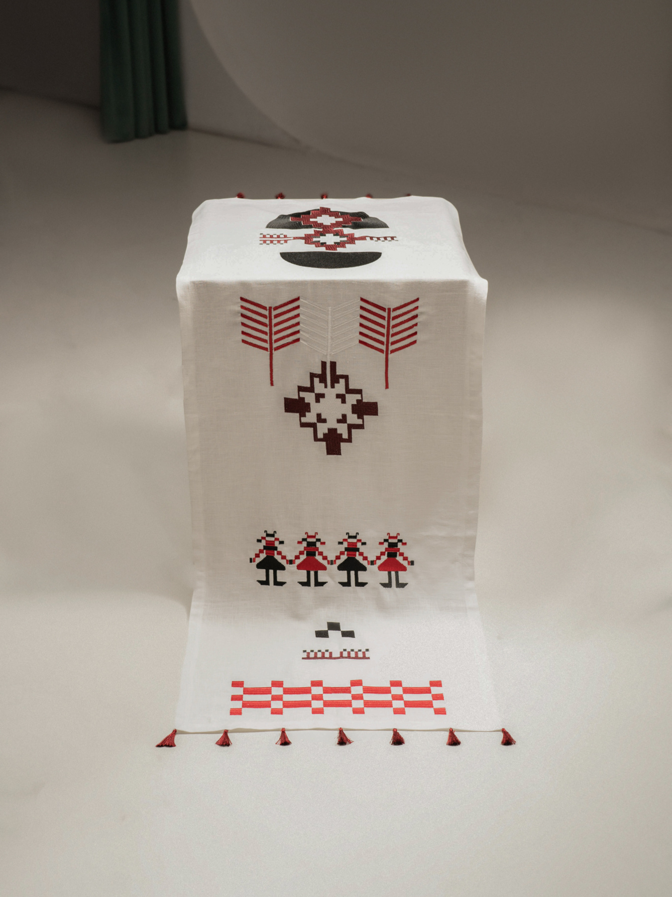 Ранер (доріжка) столовий з льону з машинною Різдвяною вишивкою GNIZDO Модель TUSTRCCGK-002E Фото