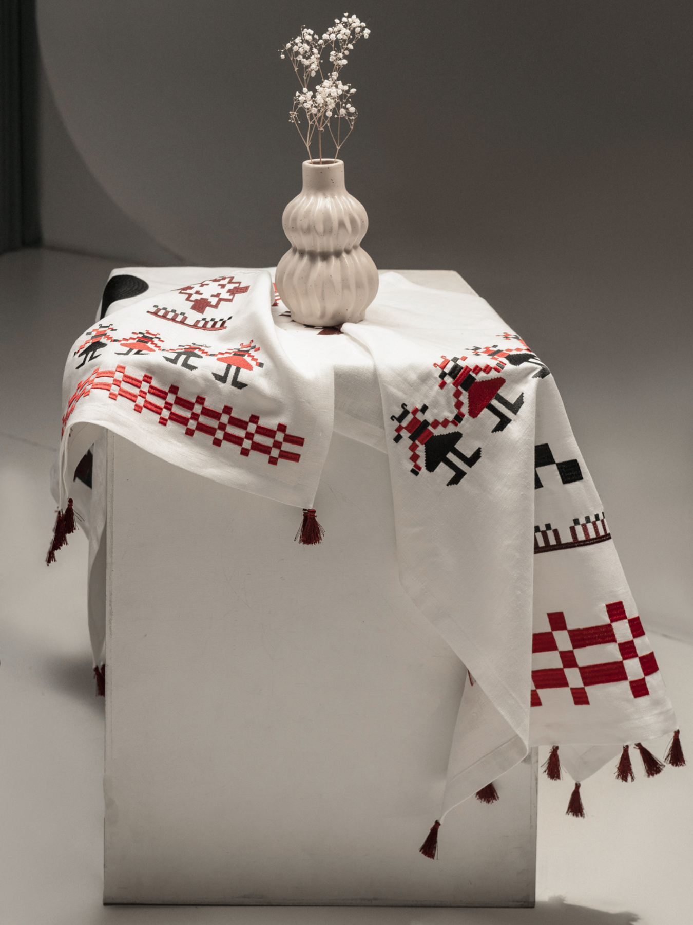 Ранер (доріжка) столовий з льону з машинною Різдвяною вишивкою GNIZDO Модель TUSTRCCGK-002E Фото