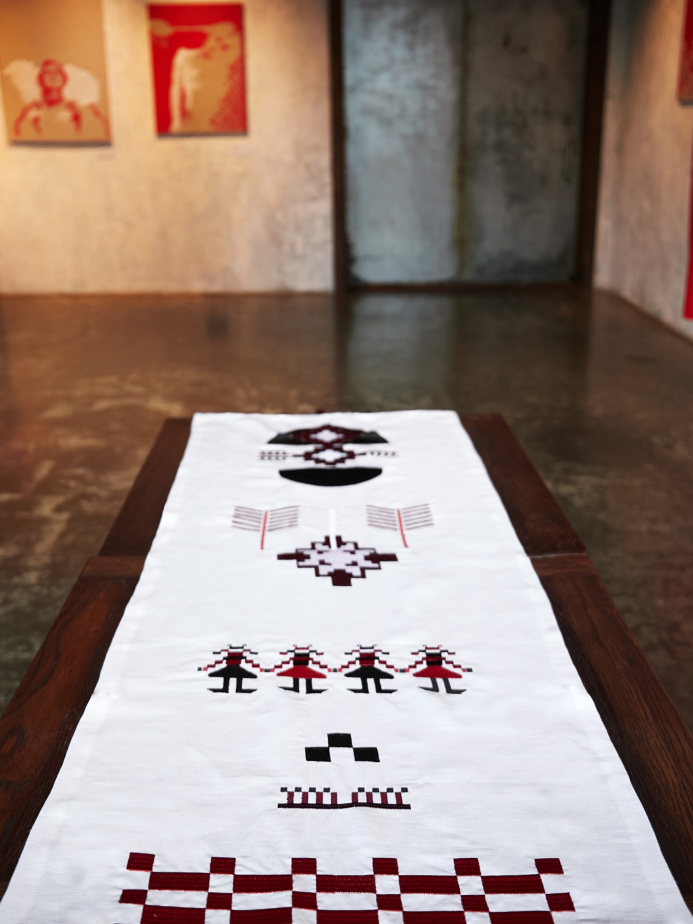 Ранер (доріжка) столовий з льону з машинною Різдвяною вишивкою GNIZDO Модель TUSTRCCGK-002E Фото