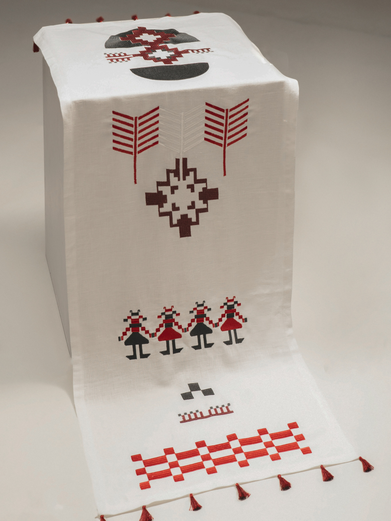 Ранер (доріжка) столовий з льону з машинною Різдвяною вишивкою GNIZDO Модель TUSTRCCGK-002E Фото