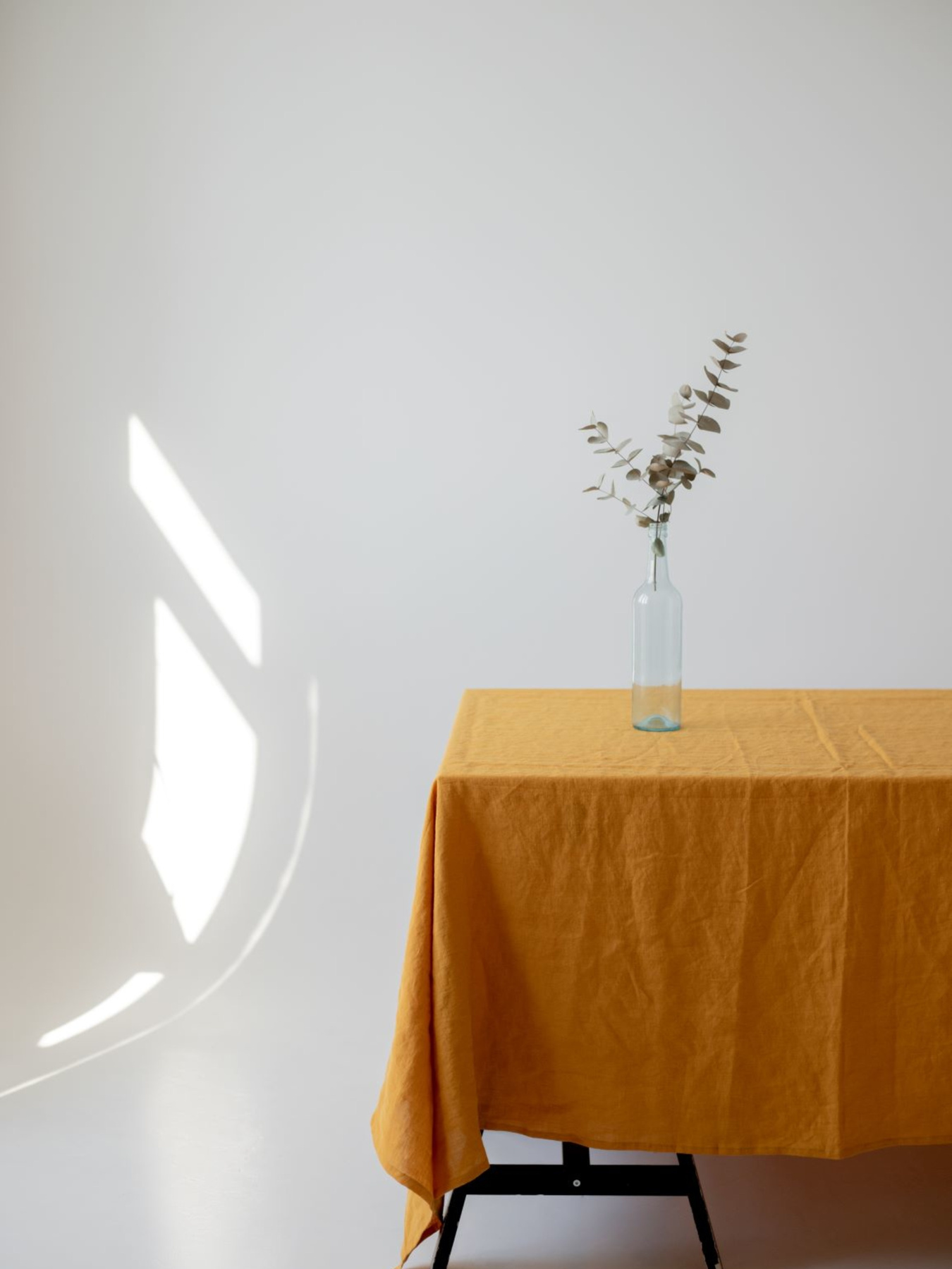 Скатертина з льону однотонна в кольорі "Шафран" GNIZDO модель LTMC-011-S Фото