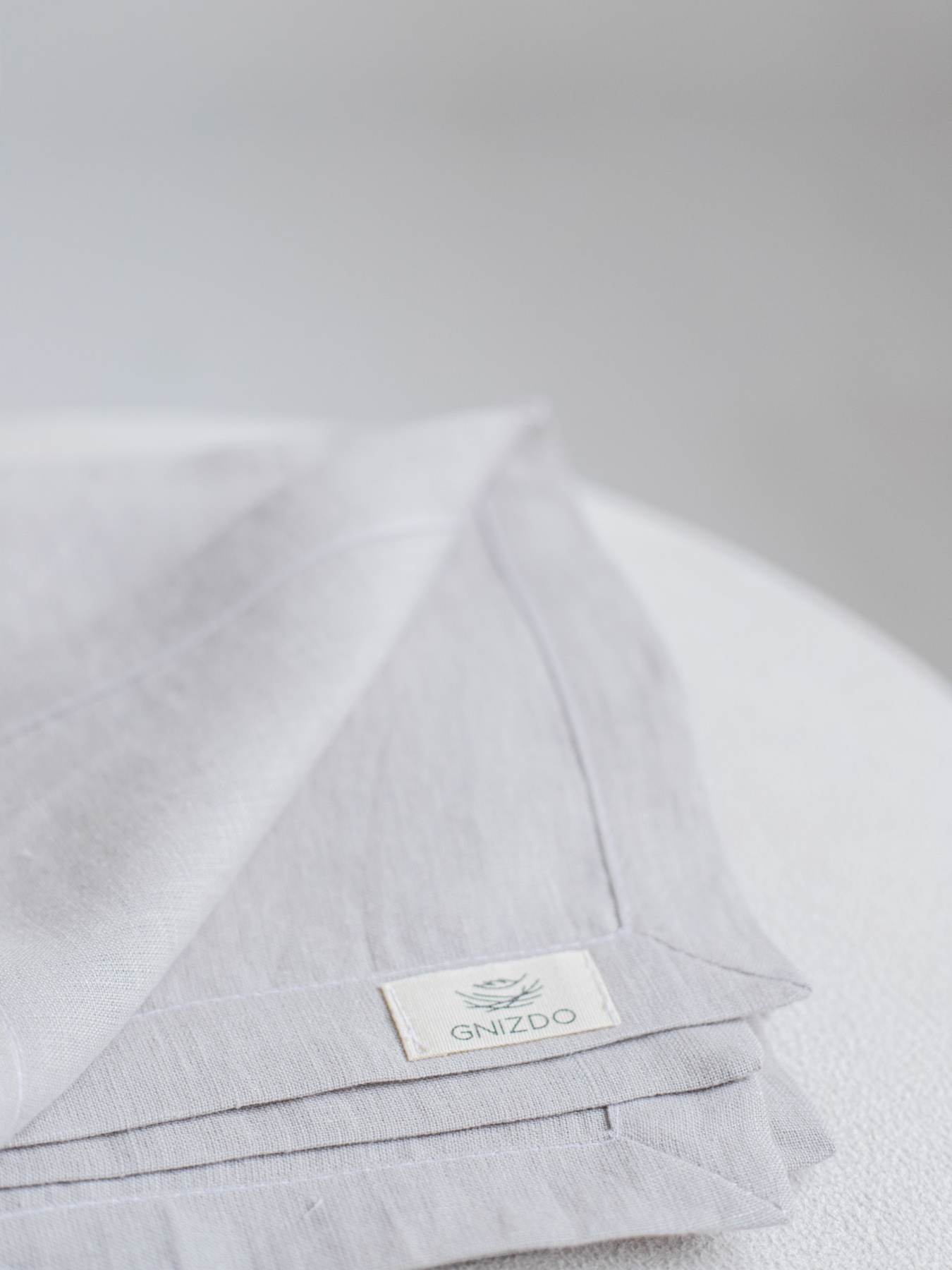 Набір з 2-х столових серветок з льону класичних однотонних у світло-сірому кольорі GNIZDO модель LCTNMC-012 Фото