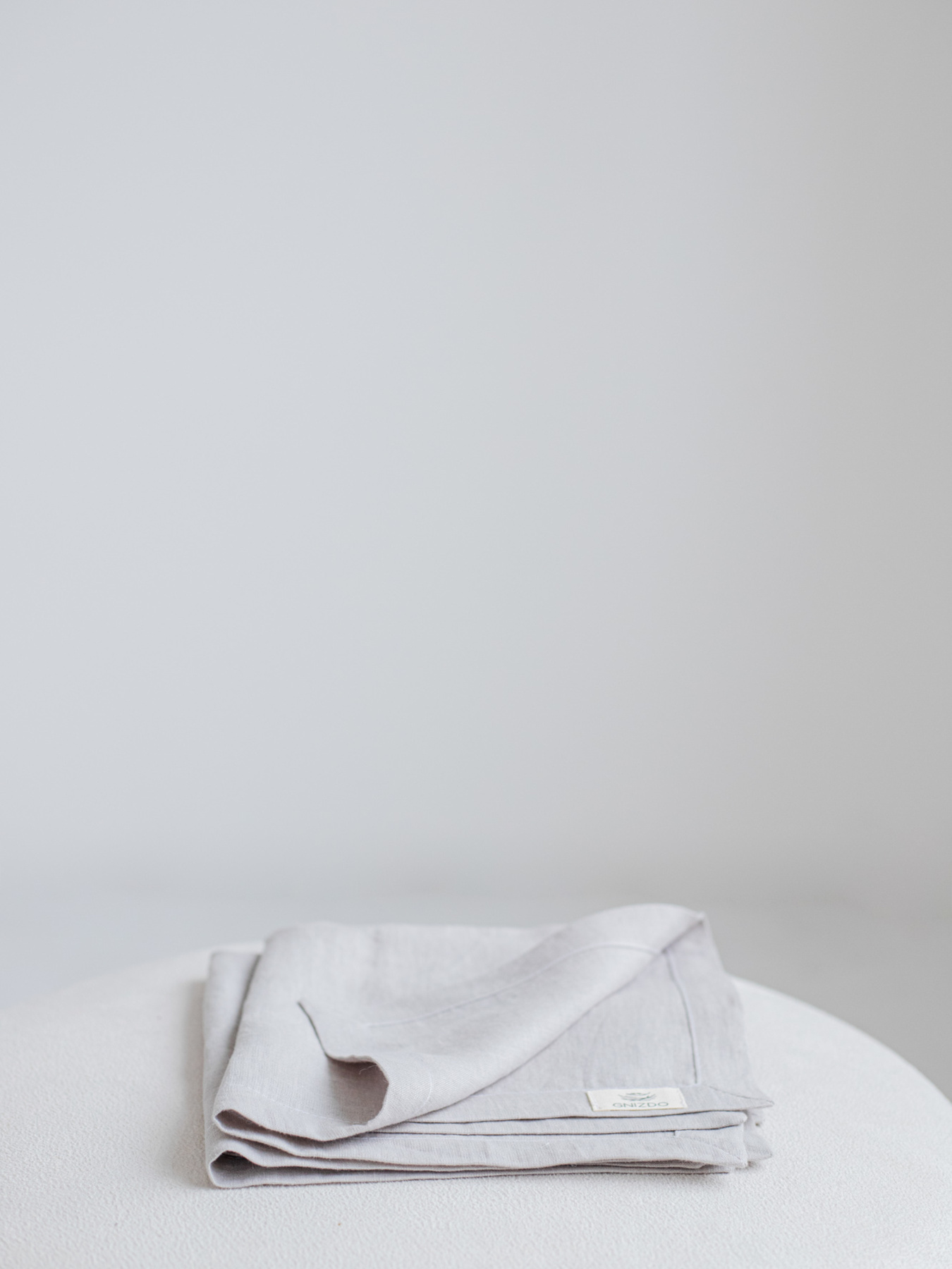 Набір з 2-х столових серветок з льону класичних однотонних у світло-сірому кольорі GNIZDO модель LCTNMC-012 Набір з 2-х столових серветок з льону класичних однотонних у світло-сірому кольорі GNIZDO модель LCTNMC-012 Фото