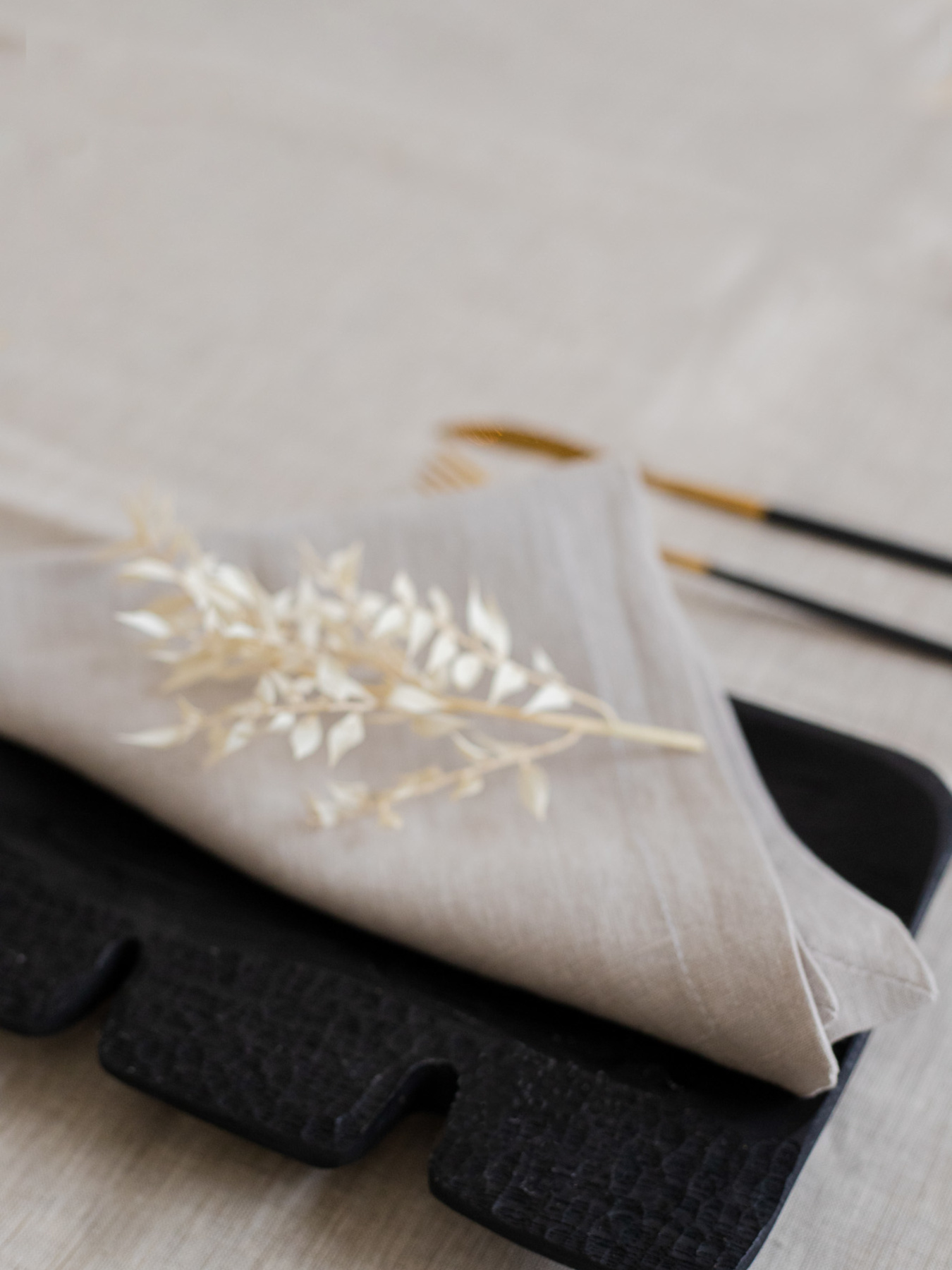 Набір з 2-х столових серветок з льону класичних однотонних у світло-сірому кольорі GNIZDO модель LCTNMC-012 Набір з 2-х столових серветок з льону класичних однотонних у світло-сірому кольорі GNIZDO модель LCTNMC-012 Фото