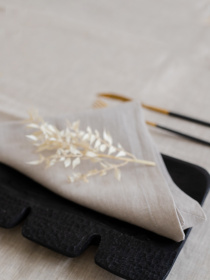 Набір з 2-х столових серветок з льону класичних однотонних у світло-сірому кольорі GNIZDO модель LCTNMC-012 Набір з 2-х столових серветок з льону класичних однотонних у світло-сірому кольорі GNIZDO модель LCTNMC-012 Фото