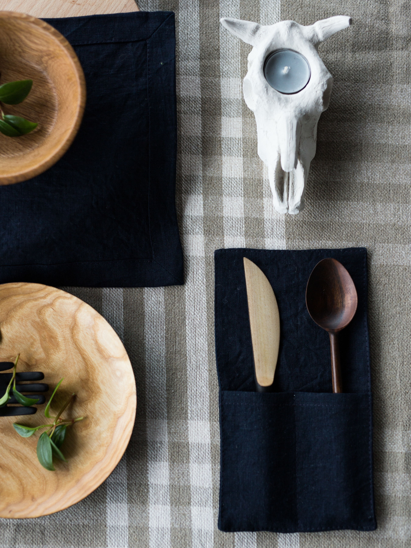 Набір з 2-х столових серветок з льону класичних однотонних в темно-синьому кольорі GNIZDO модель LCTNMC-010 Набір з 2-х столових серветок з льону класичних однотонних в темно-синьому кольорі GNIZDO модель LCTNMC-010 Фото