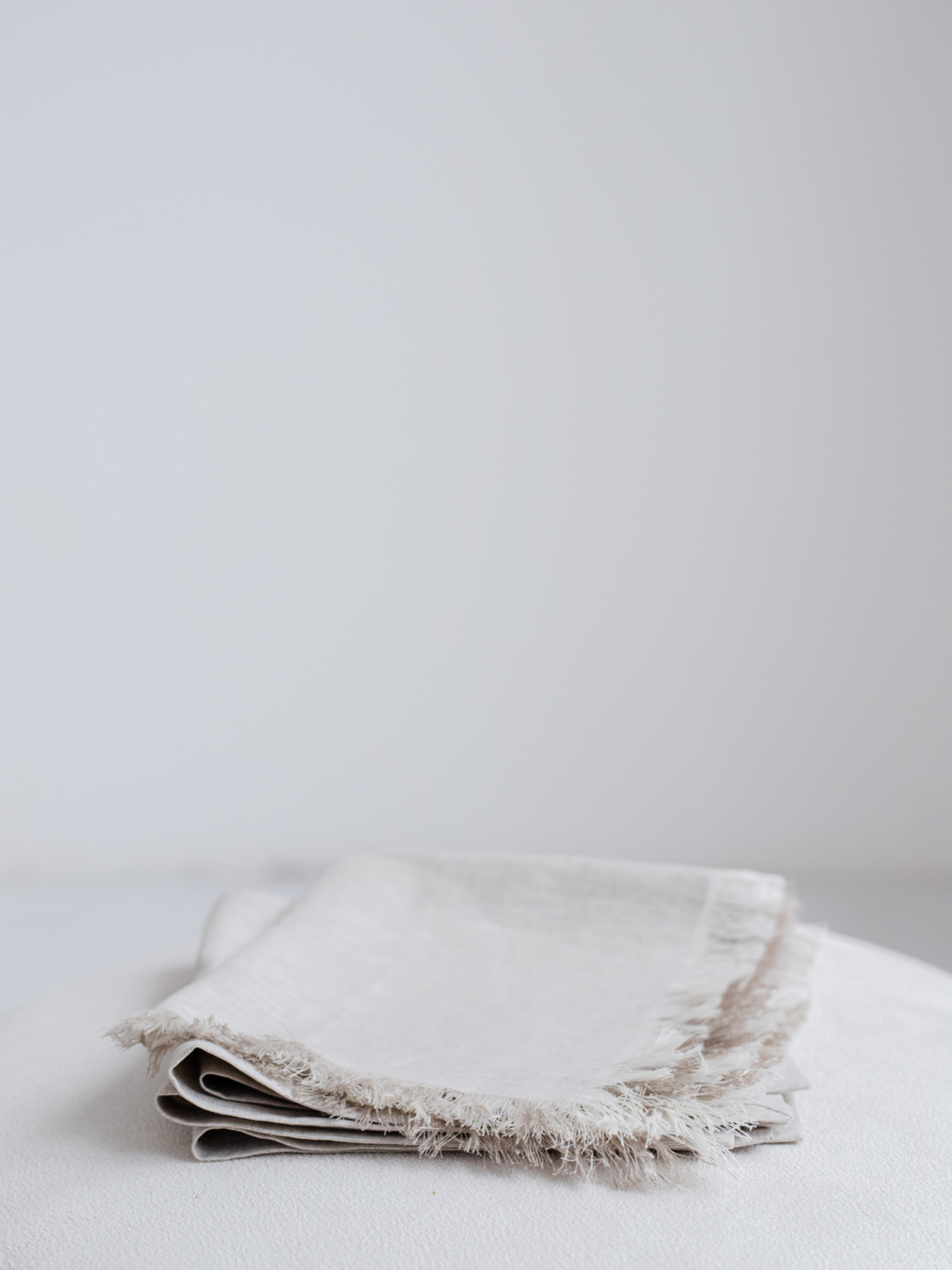 Набір з 2-х столових серветок з льону з бахромою в кольорі "Еко" GNIZDO модель LTNFE-001 Набір з 2-х столових серветок з льону з бахромою в кольорі "Еко" GNIZDO модель LTNFE-001 Фото