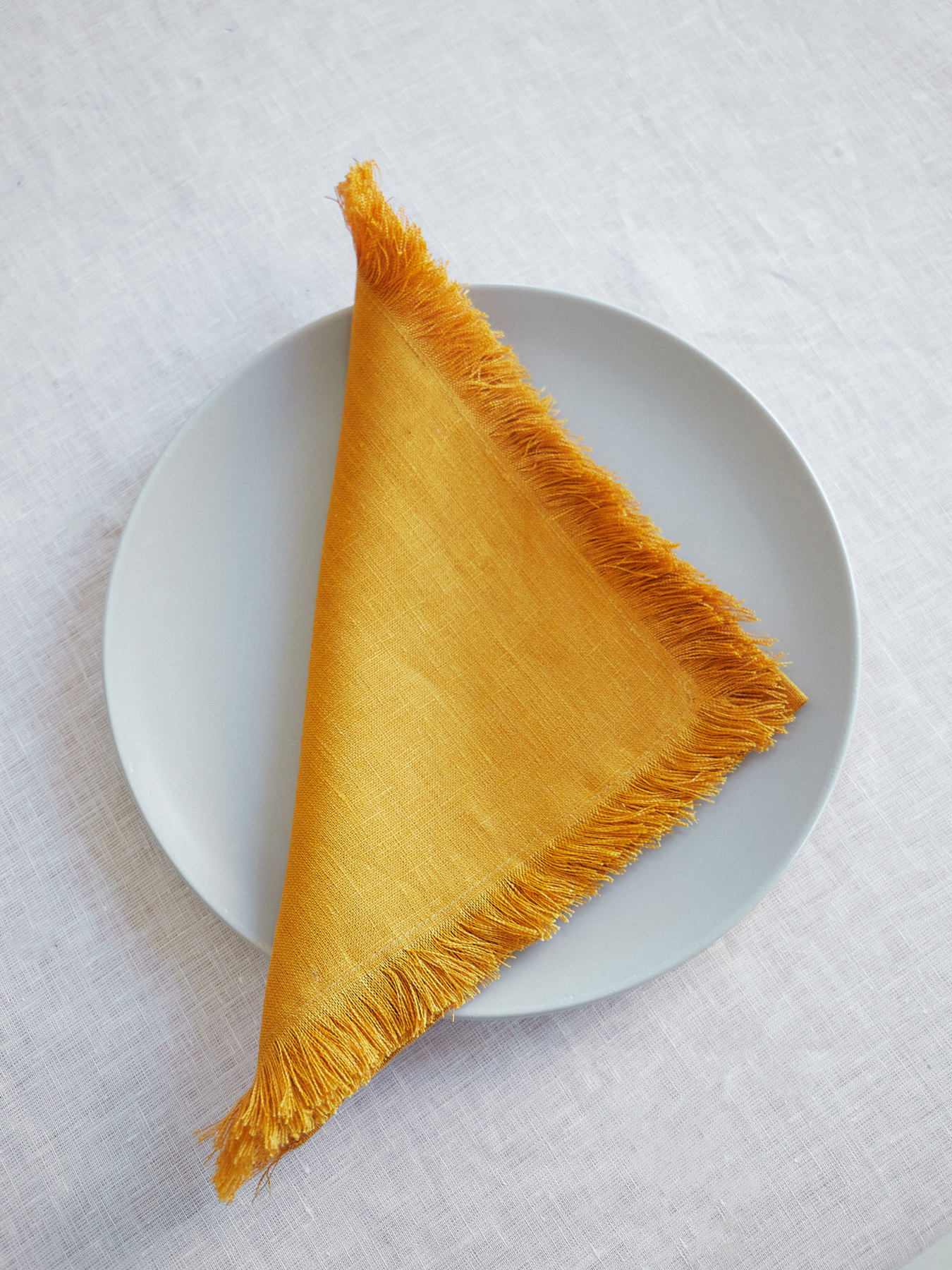 Набір з 2-х столових серветок з льону з бахромою в кольорі "Шафран" GNIZDO модель LTNFE-011 Набір з 2-х столових серветок з льону з бахромою в кольорі "Шафран" GNIZDO модель LTNFE-011 Фото