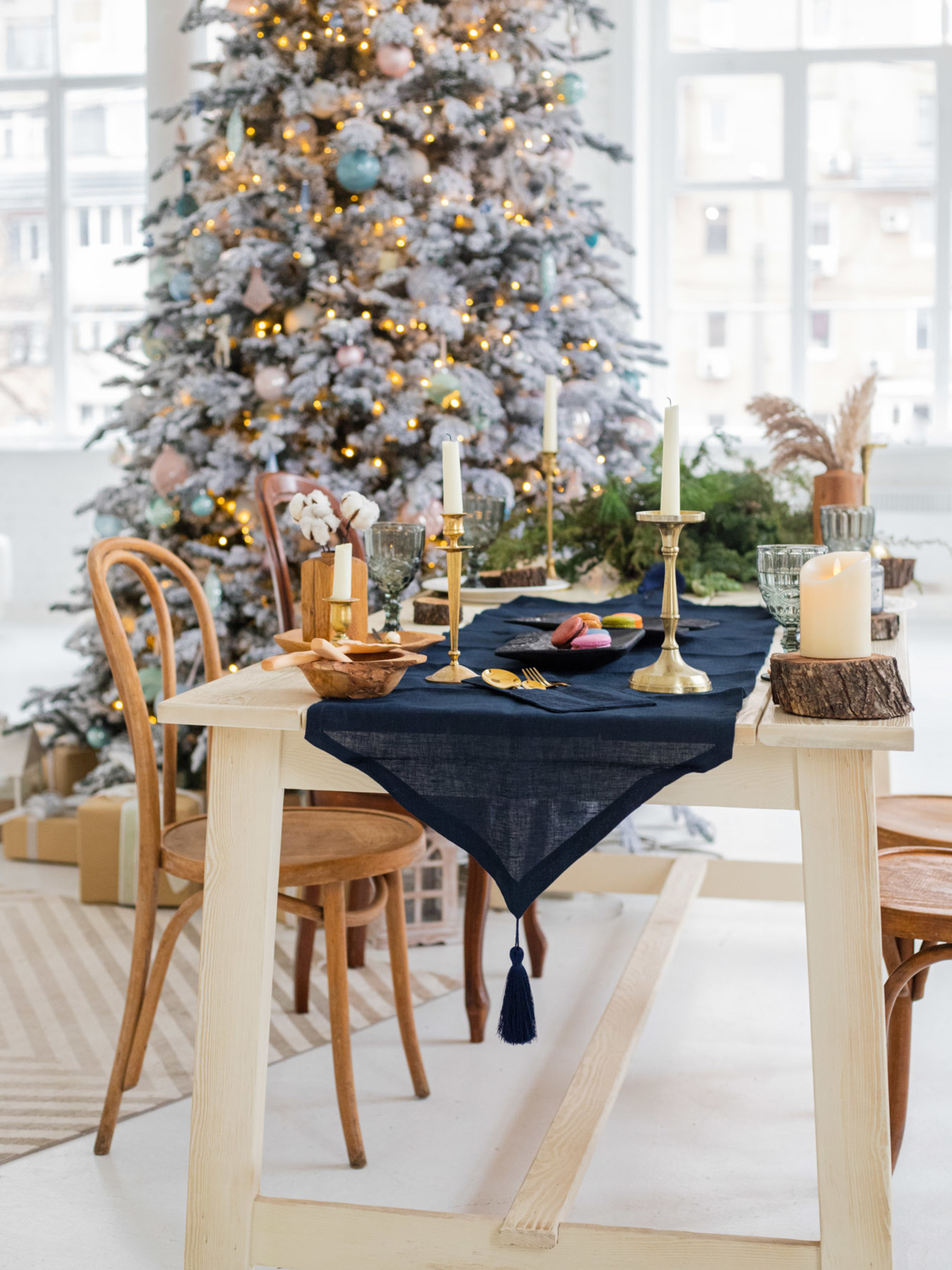 Доріжка на стіл (ранер) з льону з декоративними китицями в темно-синьому кольорі GNIZDO модель LTRDT-010-S Фото