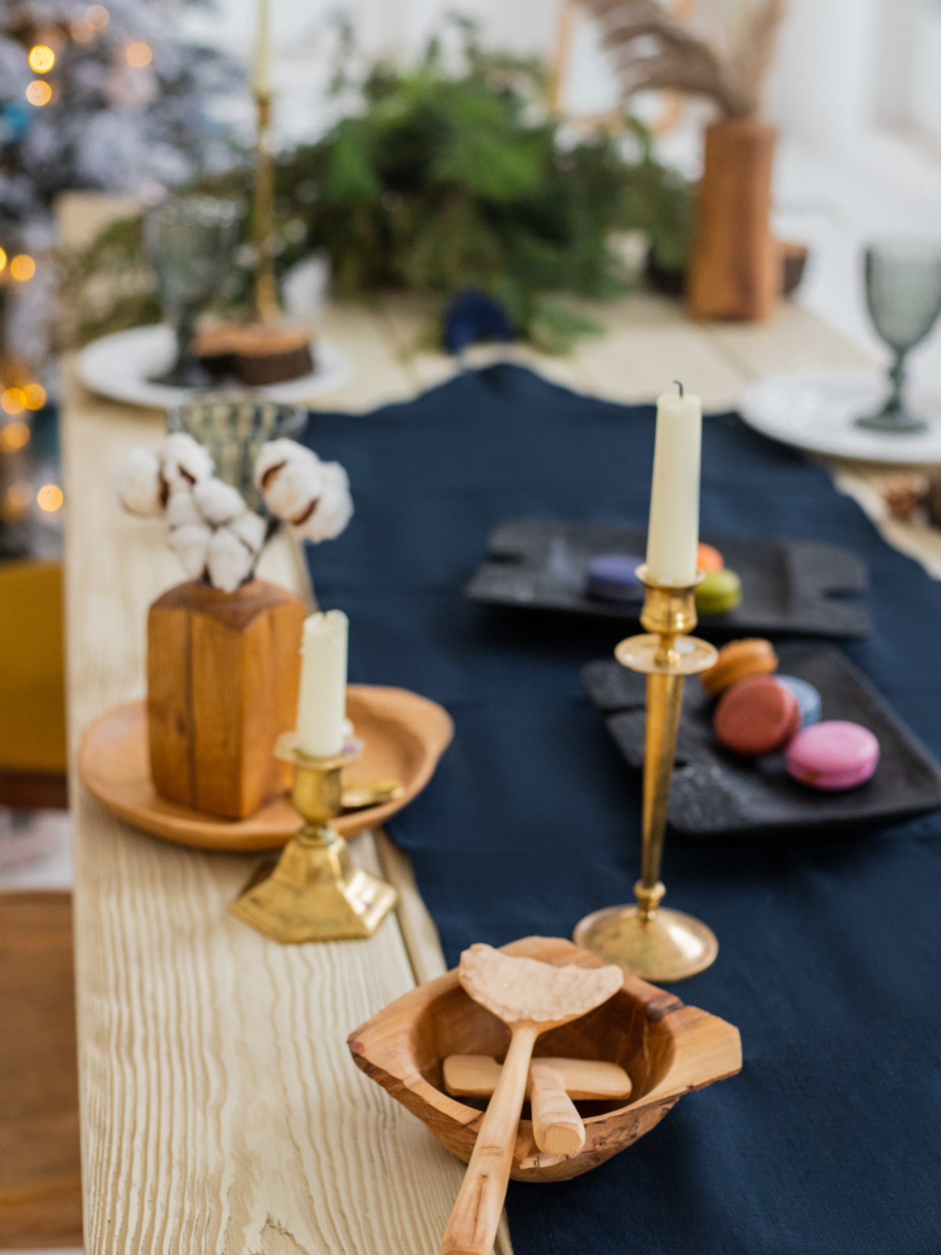 Доріжка на стіл (ранер) з льону з декоративними китицями в темно-синьому кольорі GNIZDO модель LTRDT-010-S Фото