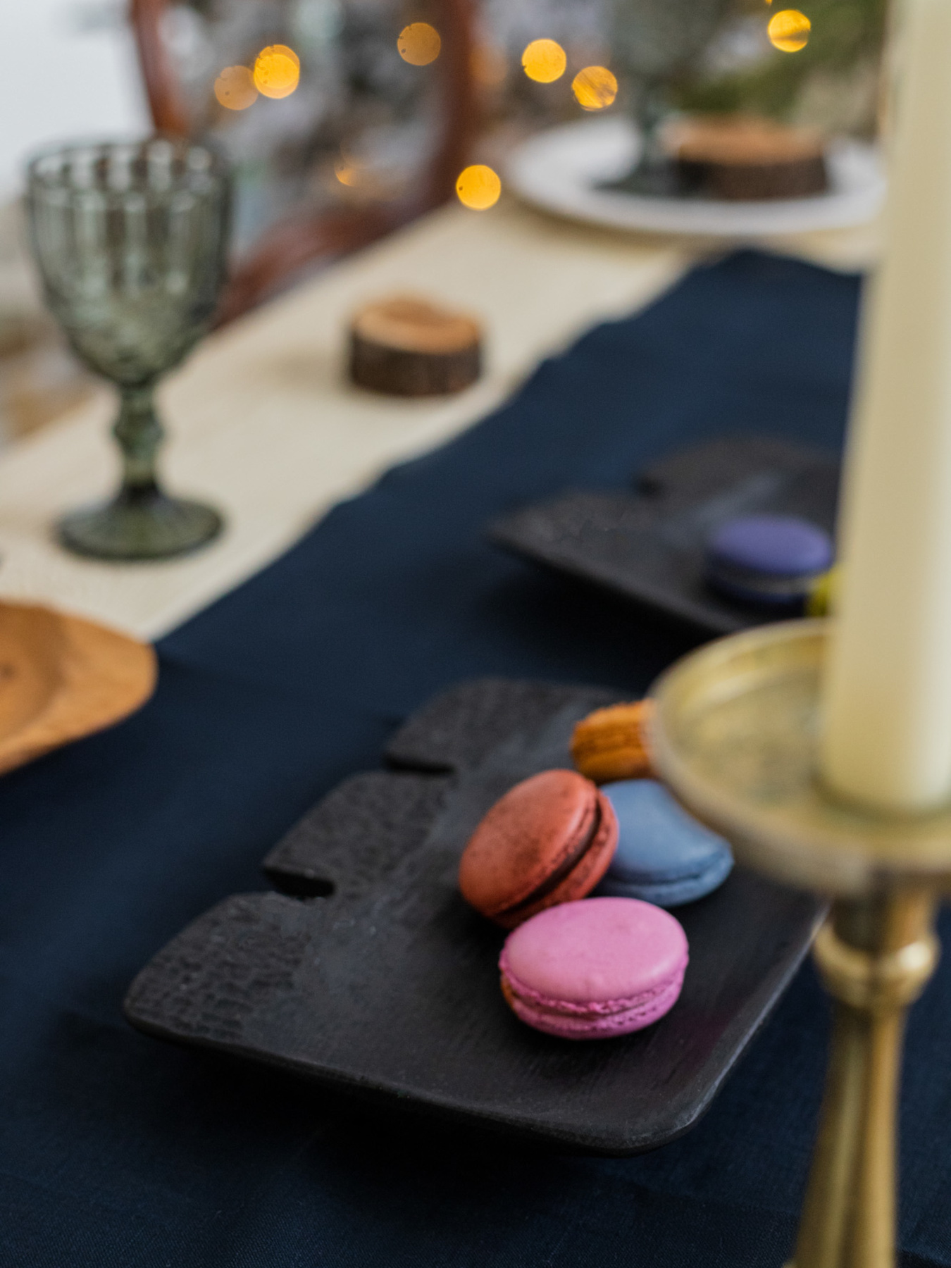 Доріжка на стіл (ранер) з льону з декоративними китицями в темно-синьому кольорі GNIZDO модель LTRDT-010-S Фото