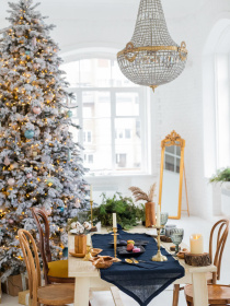 Доріжка на стіл (ранер) з льону з декоративними китицями в темно-синьому кольорі GNIZDO модель LTRDT-010-S Фото