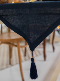 Доріжка на стіл (ранер) з льону з декоративними китицями в темно-синьому кольорі GNIZDO модель LTRDT-010-S Фото