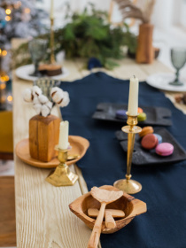 Доріжка на стіл (ранер) з льону з декоративними китицями в темно-синьому кольорі GNIZDO модель LTRDT-010-S Фото