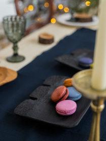 Доріжка на стіл (ранер) з льону з декоративними китицями в темно-синьому кольорі GNIZDO модель LTRDT-010-S Фото