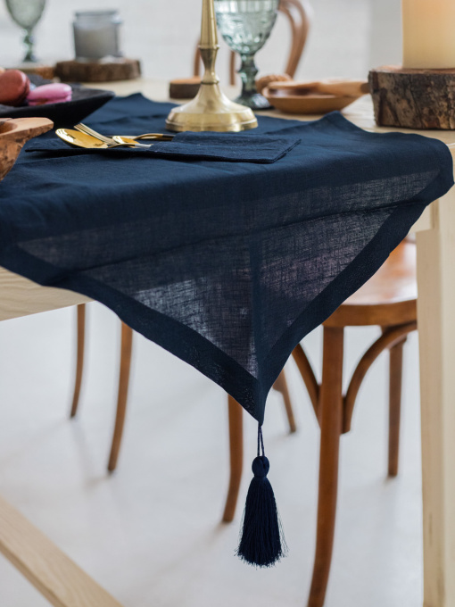Доріжка на стіл (ранер) з льону з декоративними китицями в темно-синьому кольорі GNIZDO Модель LTRDT-010-S Фото