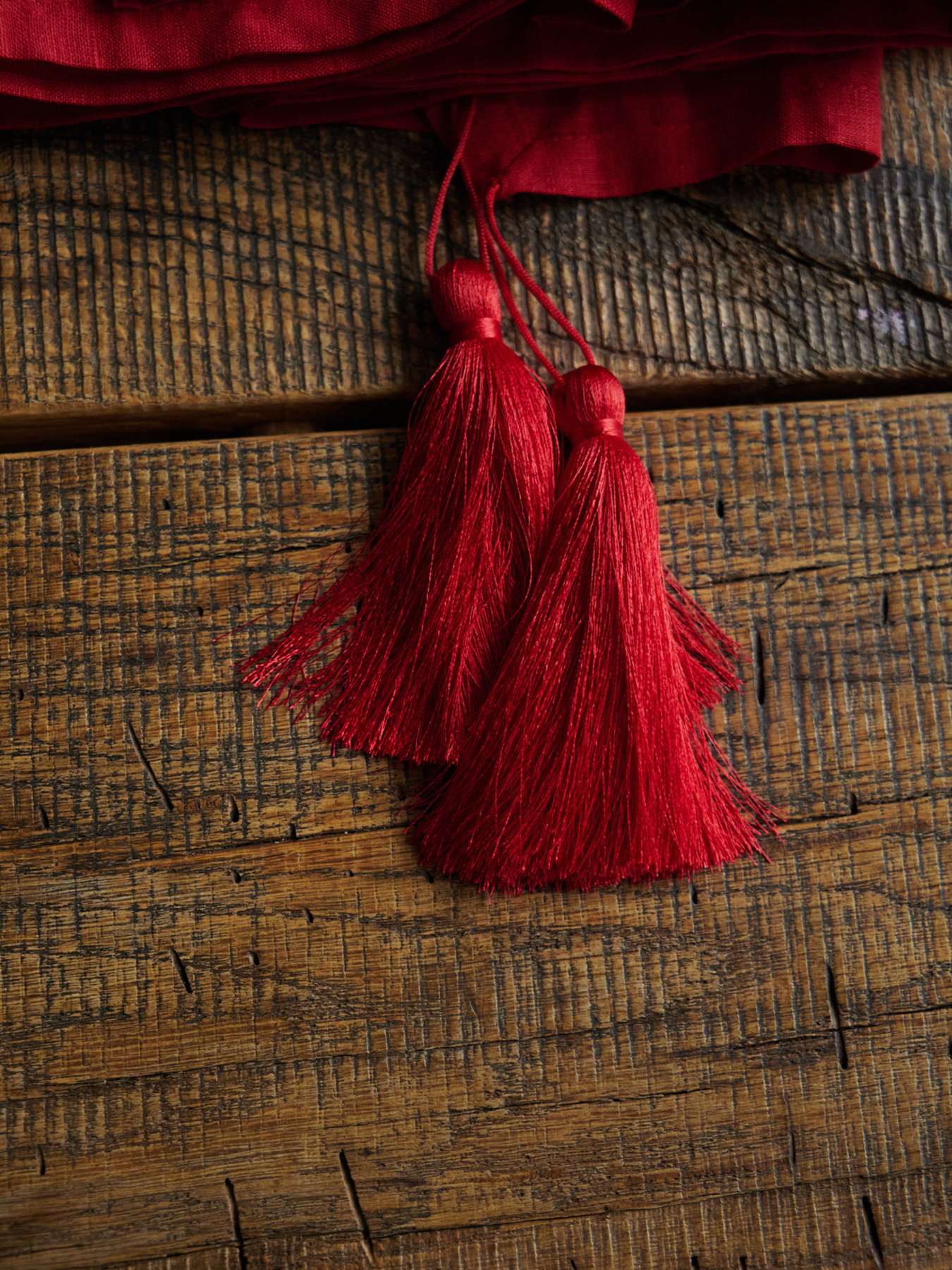 Доріжка на стіл (ранер) з льону з декоративними китицями в червоному кольорі GNIZDO Модель LTRDT-008-S Фото