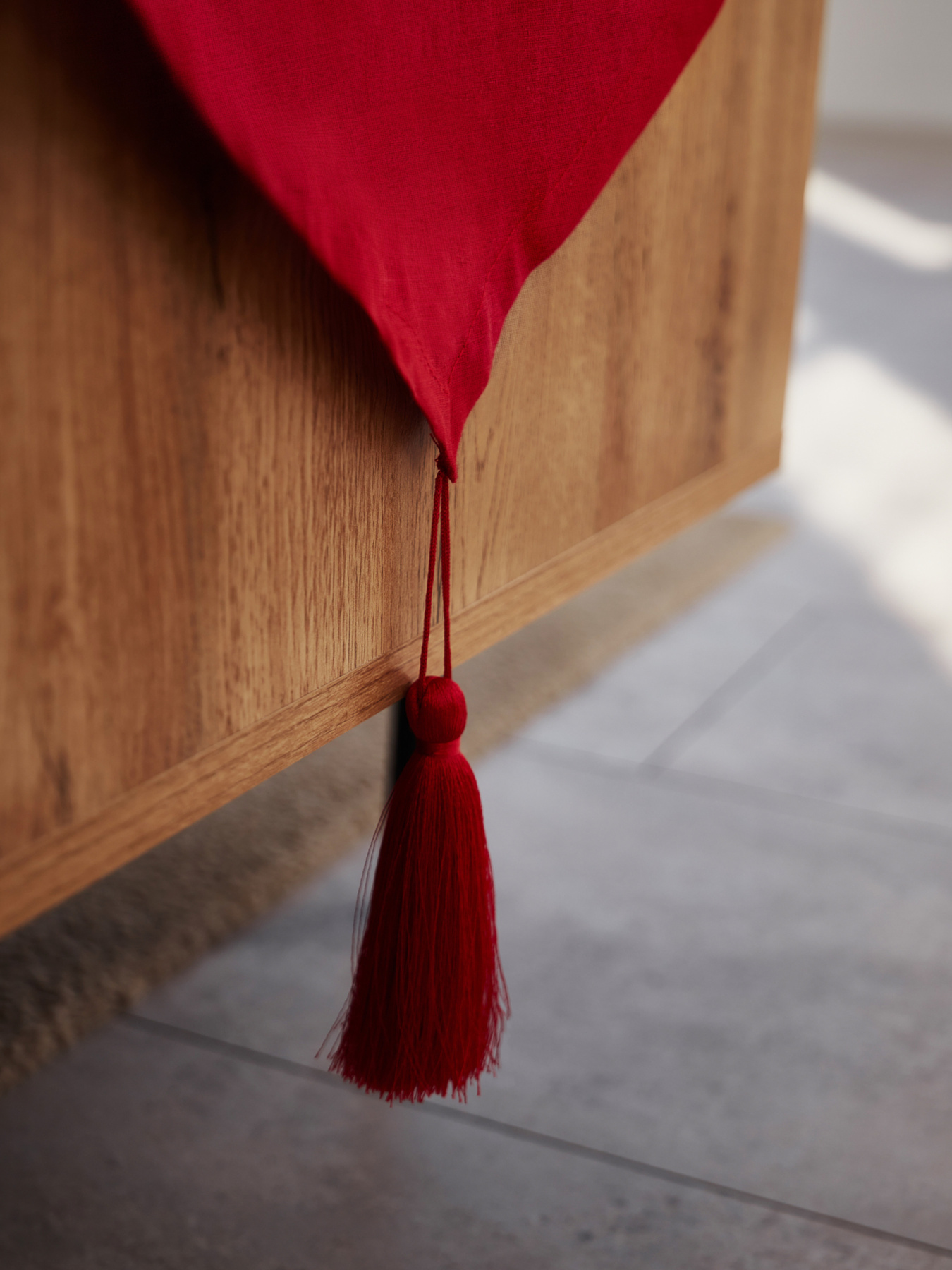 Доріжка на стіл (ранер) з льону з декоративними китицями в червоному кольорі GNIZDO модель LTRDT-008-S Доріжка на стіл (ранер) з льону з декоративними китицями в червоному кольорі GNIZDO модель LTRDT-008-S Фото