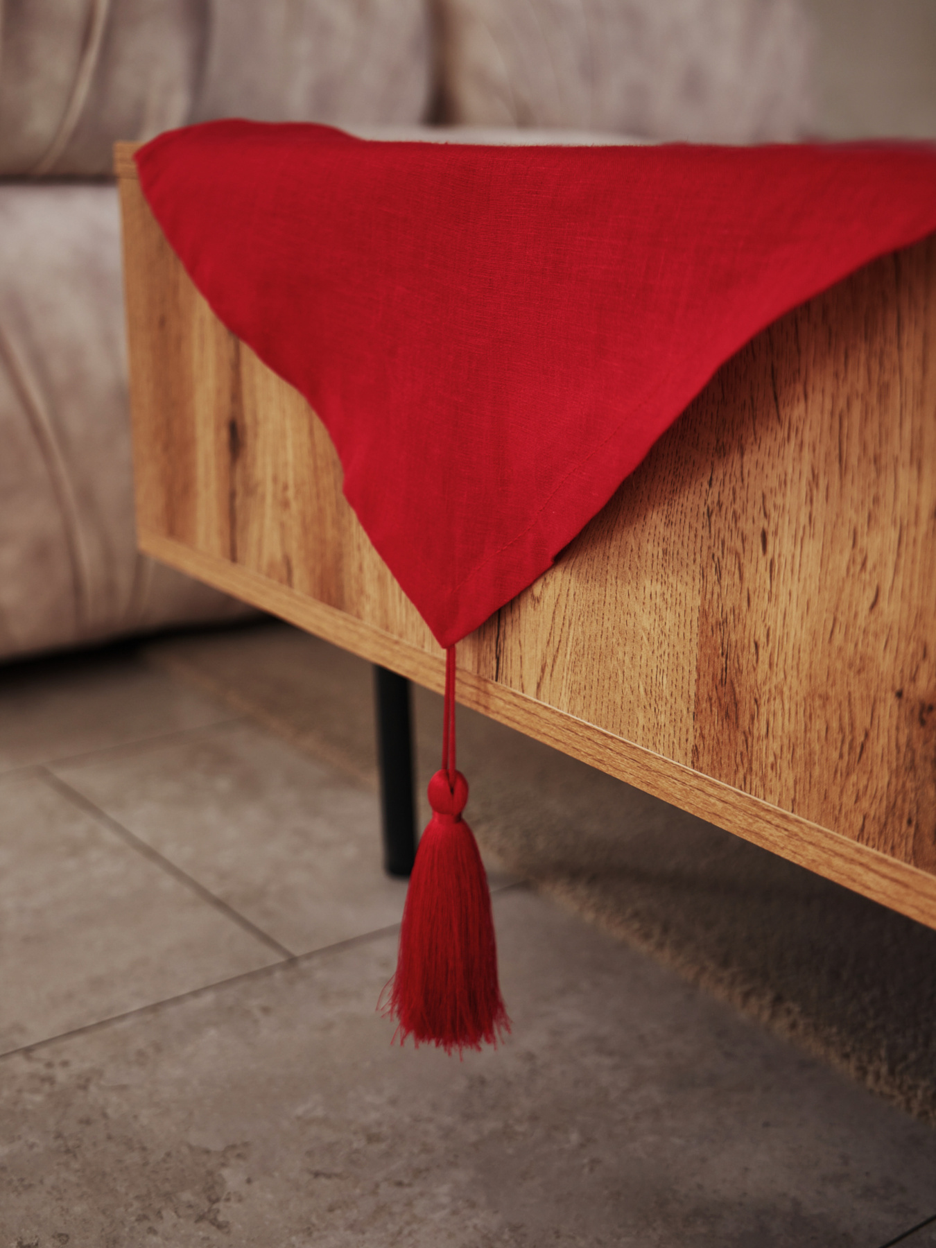 Доріжка на стіл (ранер) з льону з декоративними китицями в червоному кольорі GNIZDO модель LTRDT-008-S Доріжка на стіл (ранер) з льону з декоративними китицями в червоному кольорі GNIZDO модель LTRDT-008-S Фото