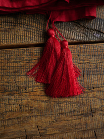 Доріжка на стіл (ранер) з льону з декоративними китицями в червоному кольорі GNIZDO модель LTRDT-008-S Доріжка на стіл (ранер) з льону з декоративними китицями в червоному кольорі GNIZDO модель LTRDT-008-S Фото