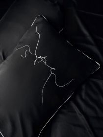 Комплект постільної білизни Black з принтом "Поцілунок" B.D.S.M. модель SBCPKB01 Фото