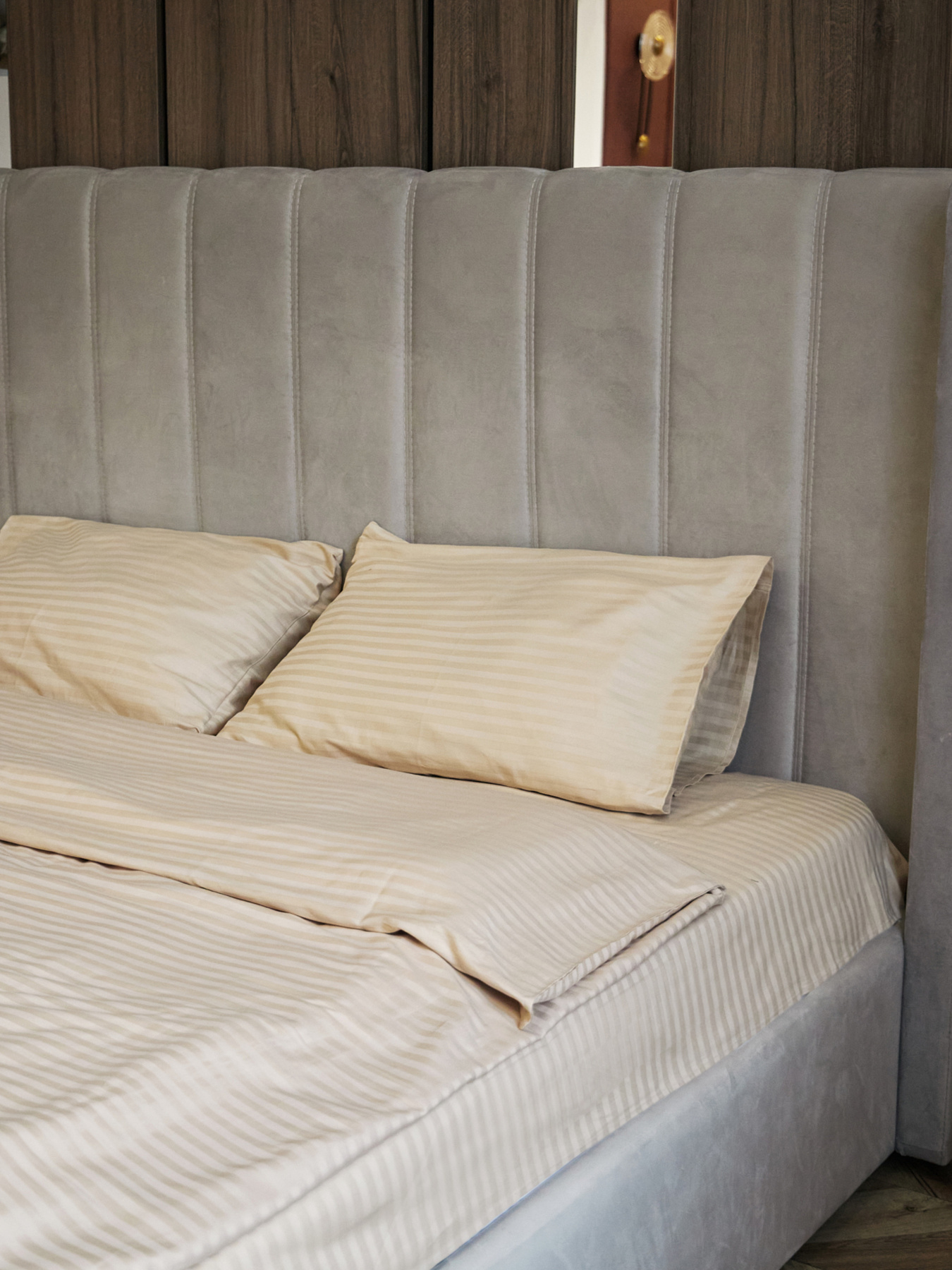 Комплект постільної білизни зі страйп-сатину в бежевому кольорі B.D.S.M. модель SBCPKBSRP04 Фото