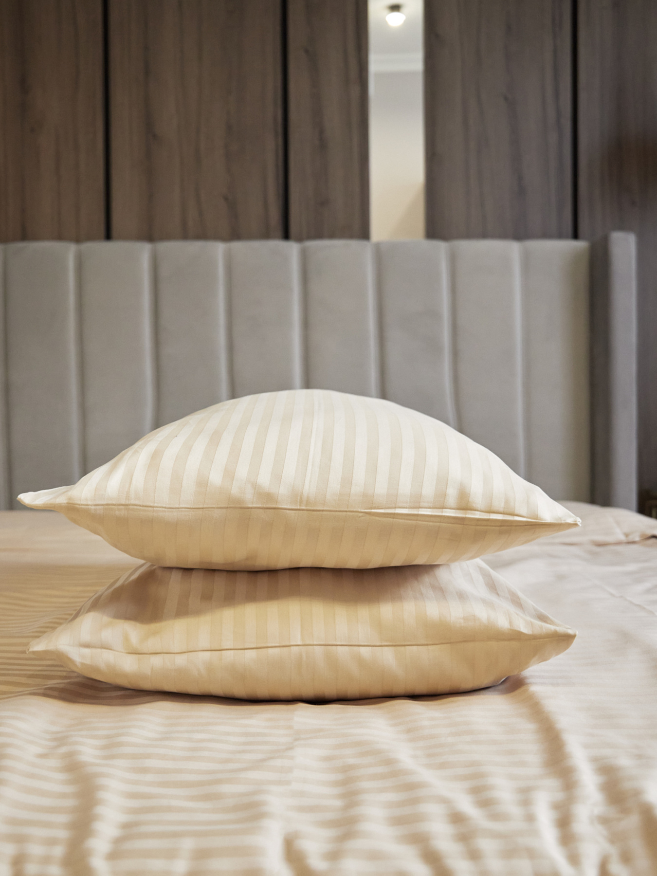 Комплект постільної білизни зі страйп-сатину в бежевому кольорі B.D.S.M. модель SBCPKBSRP04 Фото