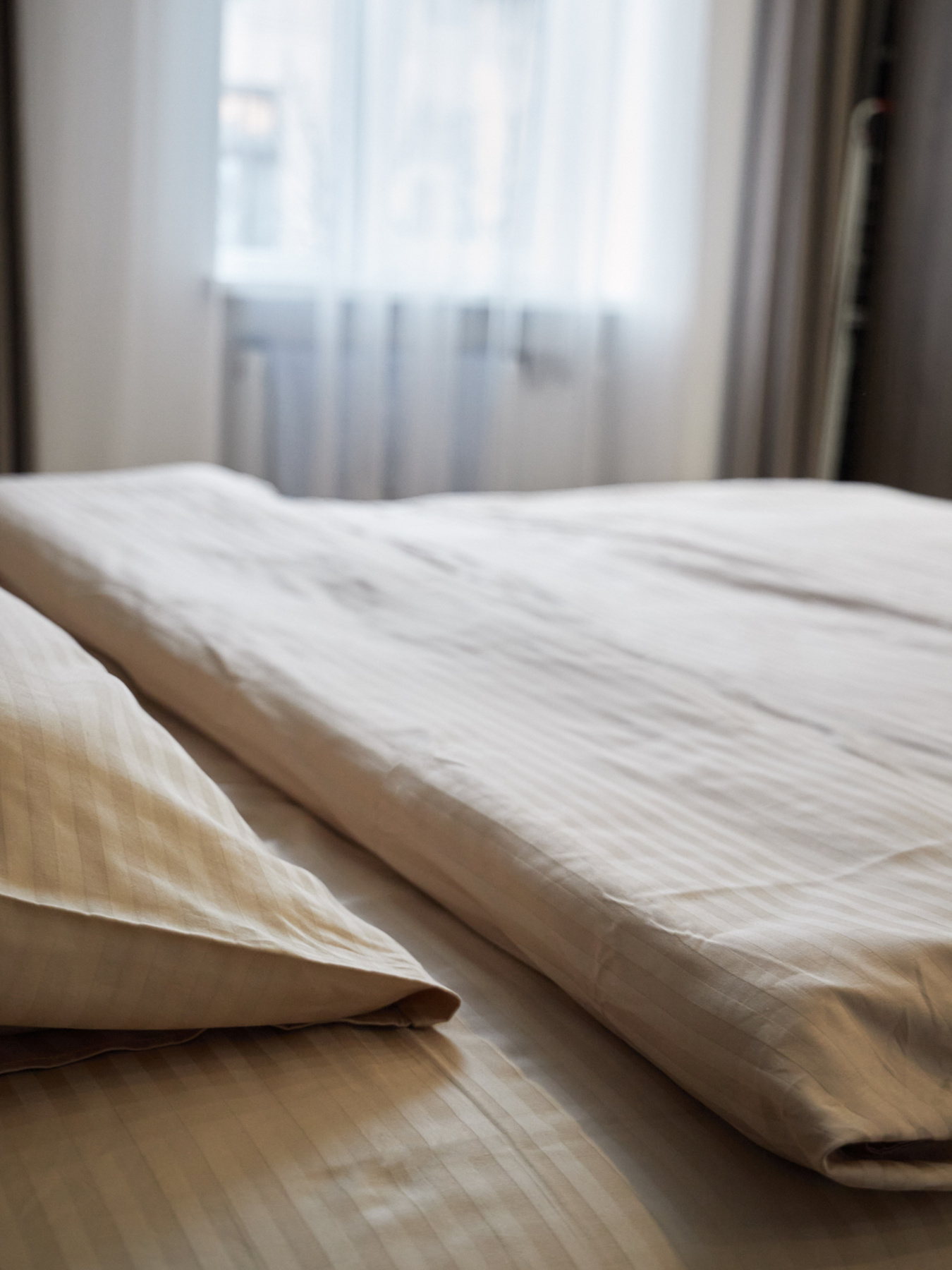 Комплект постільної білизни зі страйп-сатину в бежевому кольорі B.D.S.M. модель SBCPKBSRP04 Фото