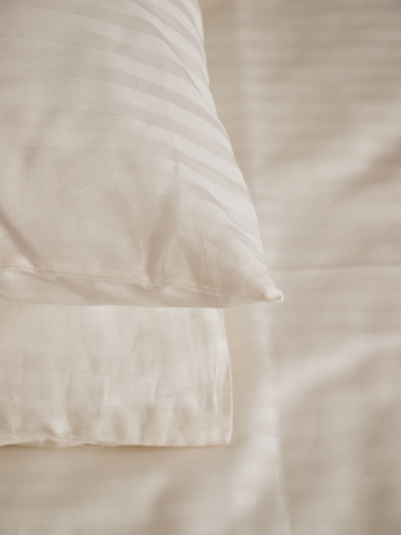 Комплект постільної білизни зі страйп-сатину в молочному кольорі B.D.S.M. модель SBCPKBSRP10 Фото