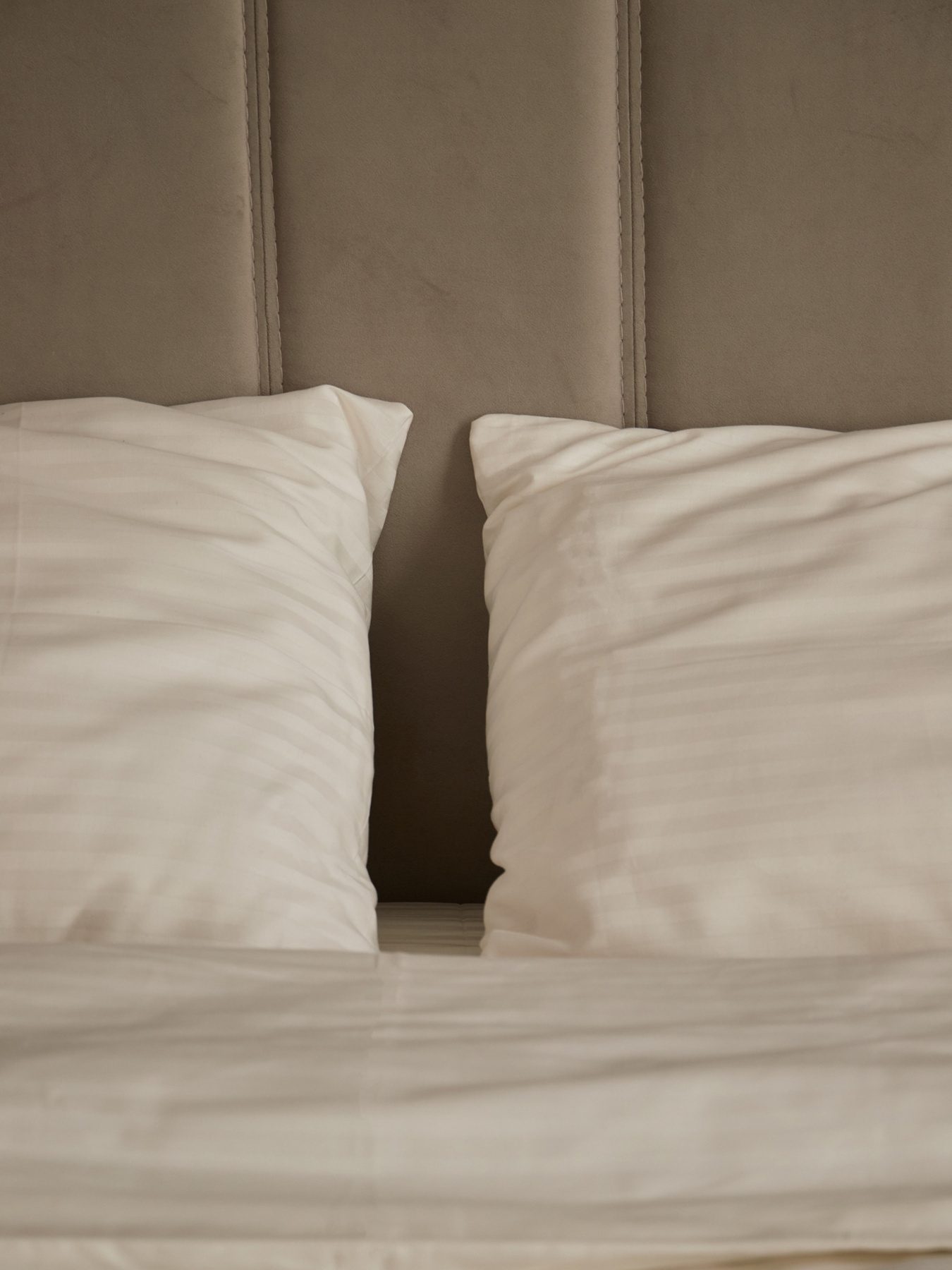 Комплект постільної білизни зі страйп-сатину в молочному кольорі B.D.S.M. модель SBCPKBSRP10 Фото