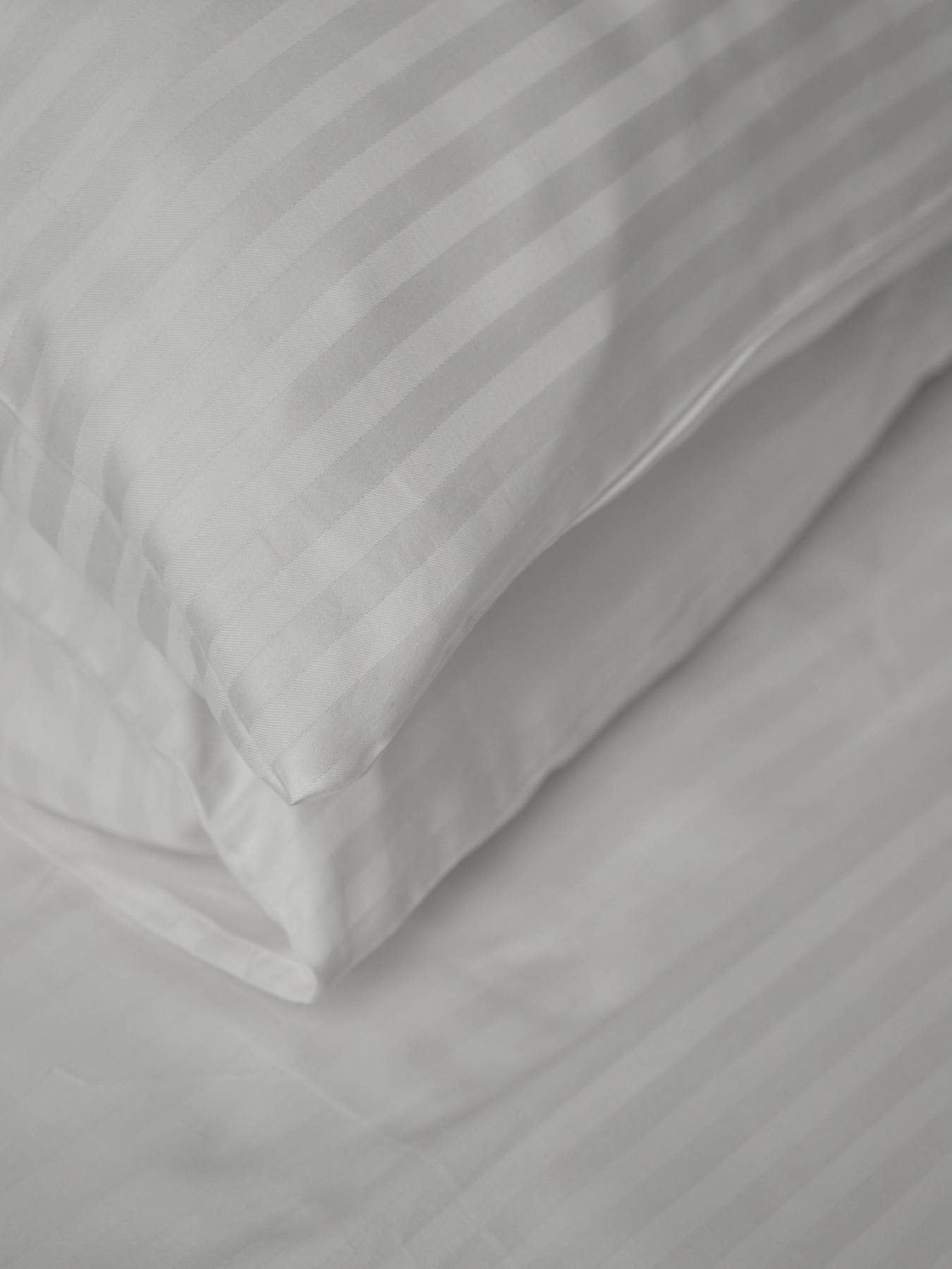 Комплект постільної білизни зі страйп-сатину в білому кольорі B.D.S.M. модель SBCPKBSRP12 Фото