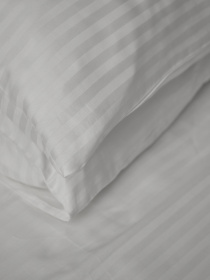 Комплект постільної білизни зі страйп-сатину в білому кольорі B.D.S.M. модель SBCPKBSRP12 Фото