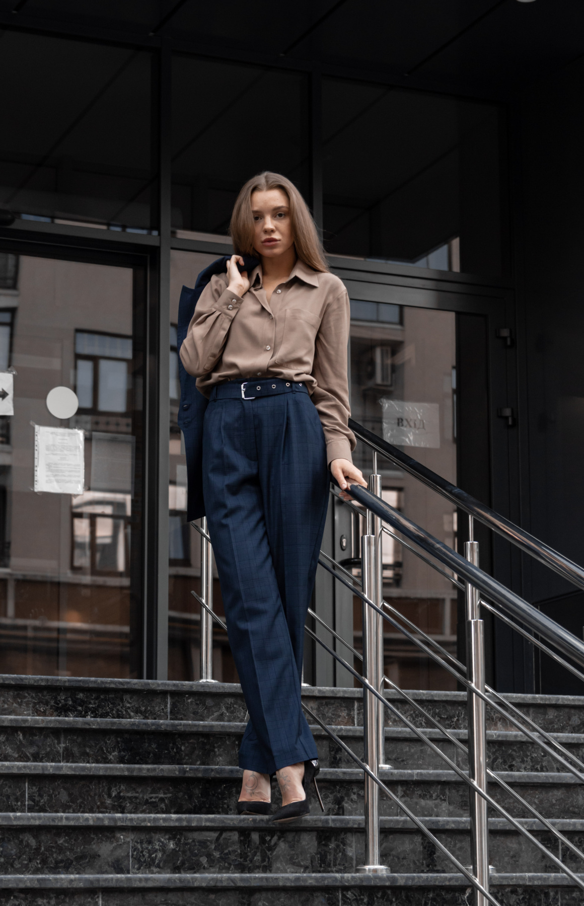 Костюми Костюм женский классический серого цвета в клетку модель Su-2-001 Фото