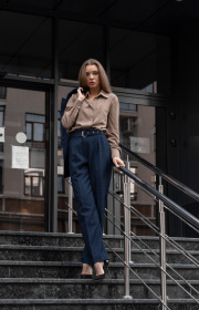 Костюми Костюм женский классический серого цвета в клетку модель Su-2-001 Фото