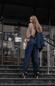 Костюми Костюм женский классический серого цвета в клетку модель Su-2-001 Фото