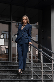 Костюми Костюм женский классический серого цвета в клетку модель Su-2-001 Фото