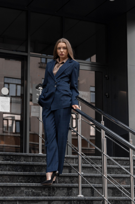 Костюмы Костюм женский классический серого цвета в клетку модель Su-2-001 Фото