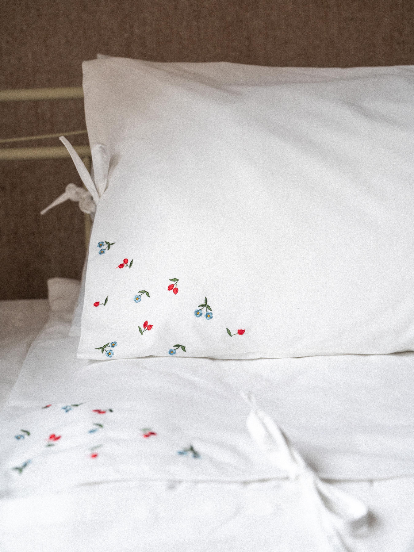 Набор из 2-х наволочек с вышивкой LEVAN HOME модель 00125 Набор из 2-х наволочек с вышивкой LEVAN HOME модель 00125 Фото