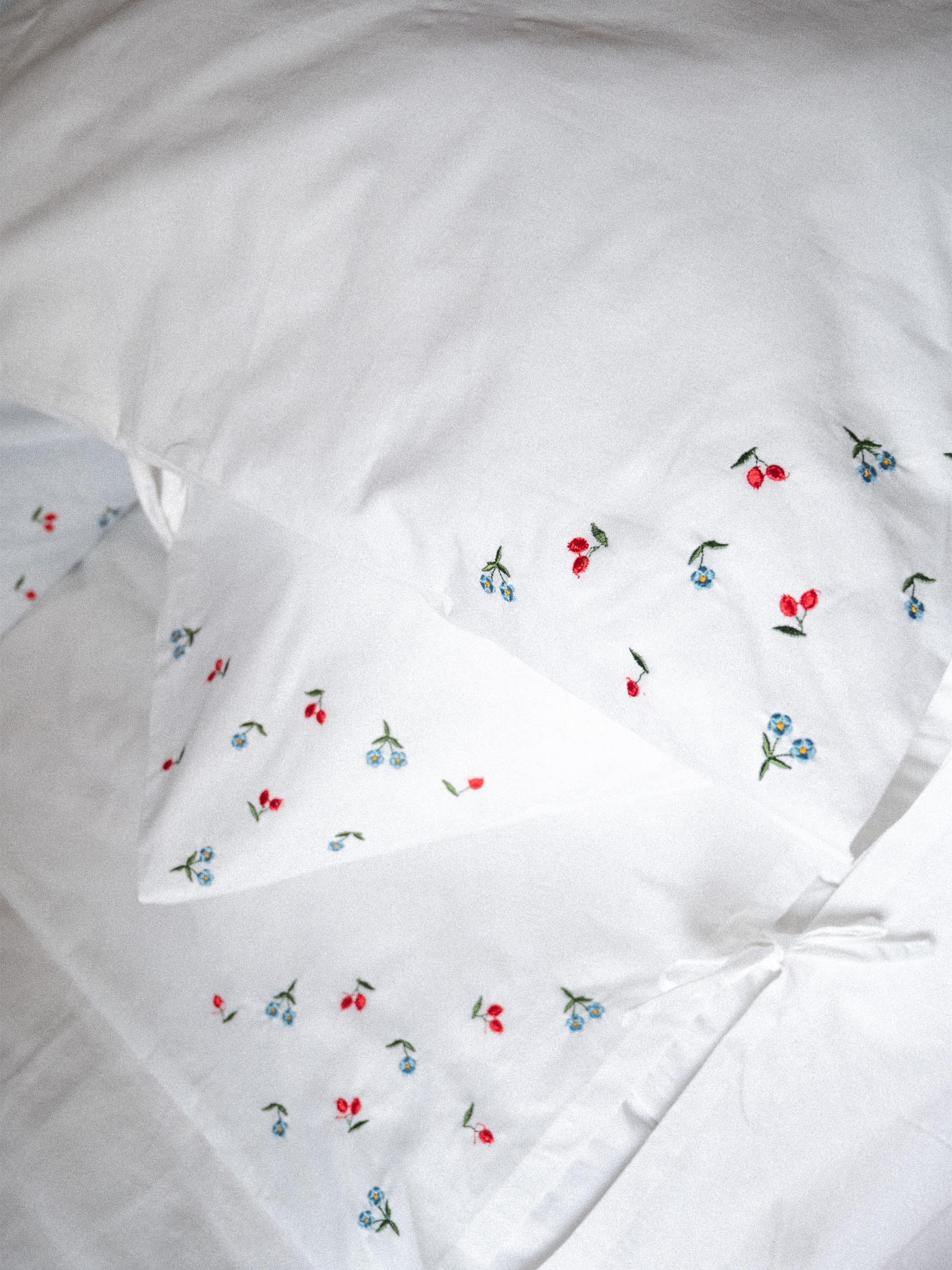 Набор из 2-х наволочек с вышивкой LEVAN HOME модель 00125 Набор из 2-х наволочек с вышивкой LEVAN HOME модель 00125 Фото