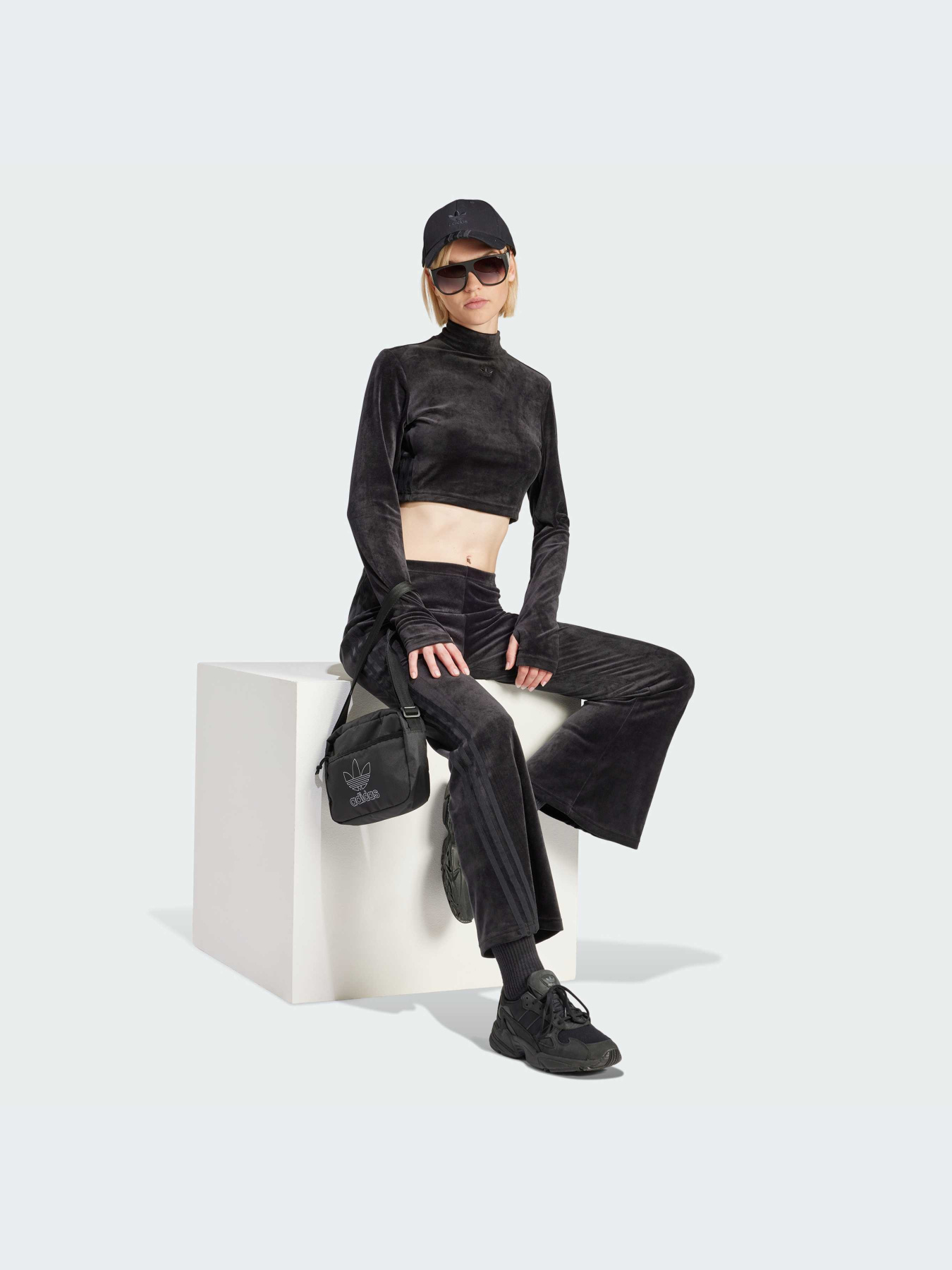 Топ Adidas модель IT9660 Фото